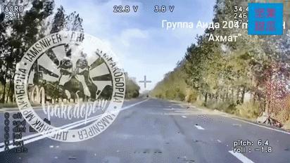 光纤就是清楚，俄军这次在公路正面伏击乌军，放飞FPV迎着乌军装甲车飞，直接冲了上