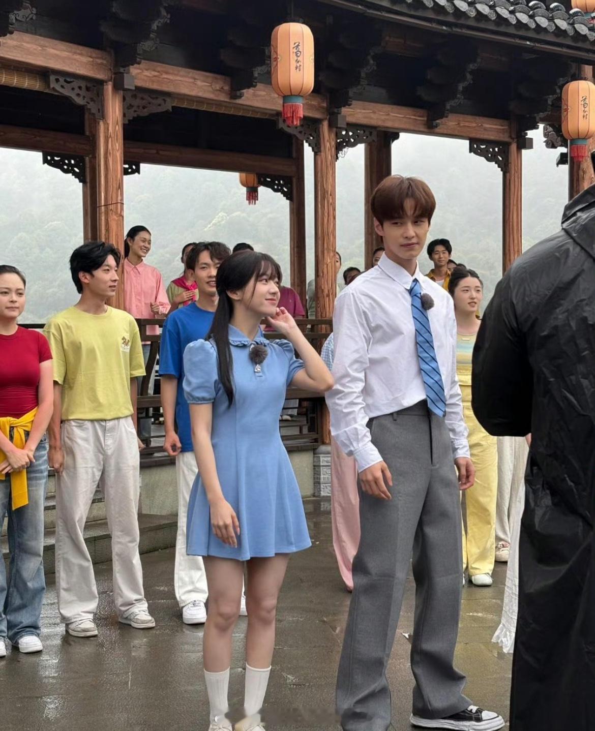 何与包上恩衣服像情侣装何与包上恩俊男靓女 何与、包上恩五四录制晚会的衣服好搭呀，