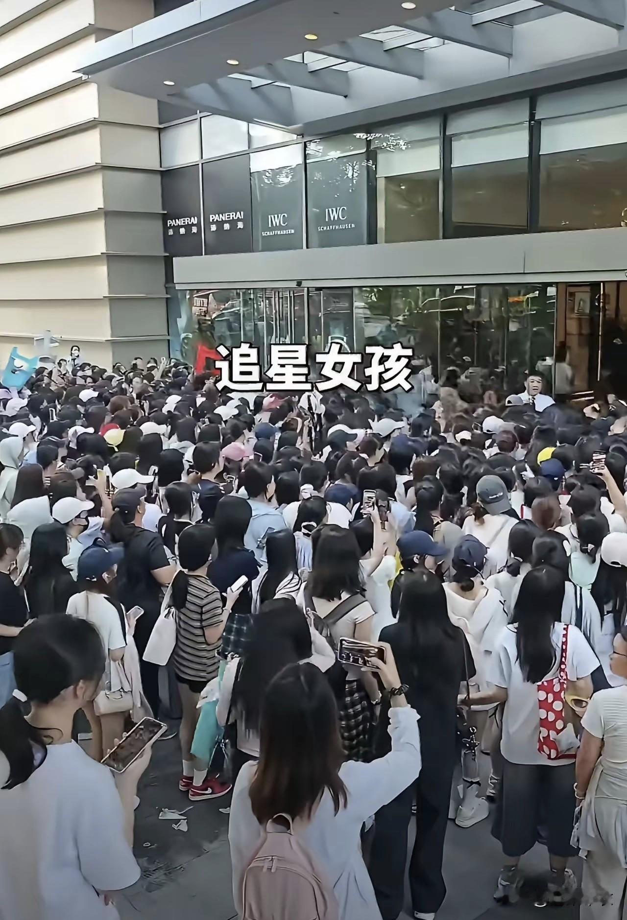 贫困生能不能追星贫困生可以追星，但他就不是贫困星了。
