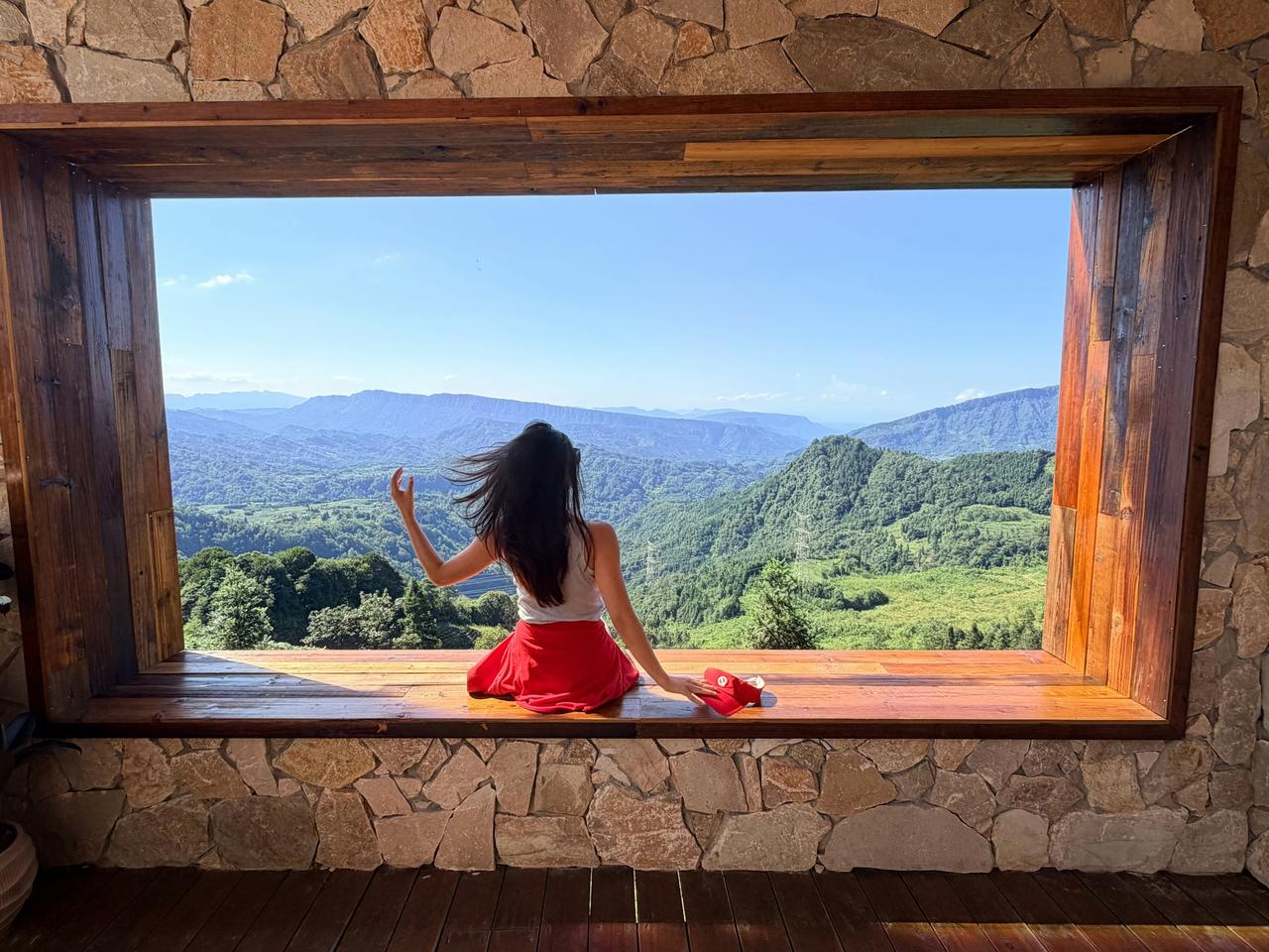 蓝盈莹，进山了……
这穿搭，好性感好迷人！红色映青山，23度的风里全是自由的味道