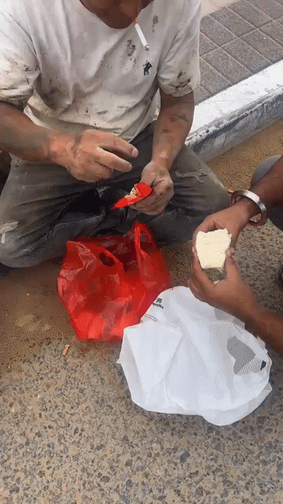 在阿联酋打工的中国工人正在向他的两个印度同事分享咱们中国的白面馒头和涪陵榨菜？