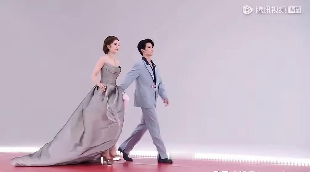 娱乐圈的“人设联赛”正在上演史诗级崩塌！
当“纯情”成为高危标签，比总决赛投丢绝