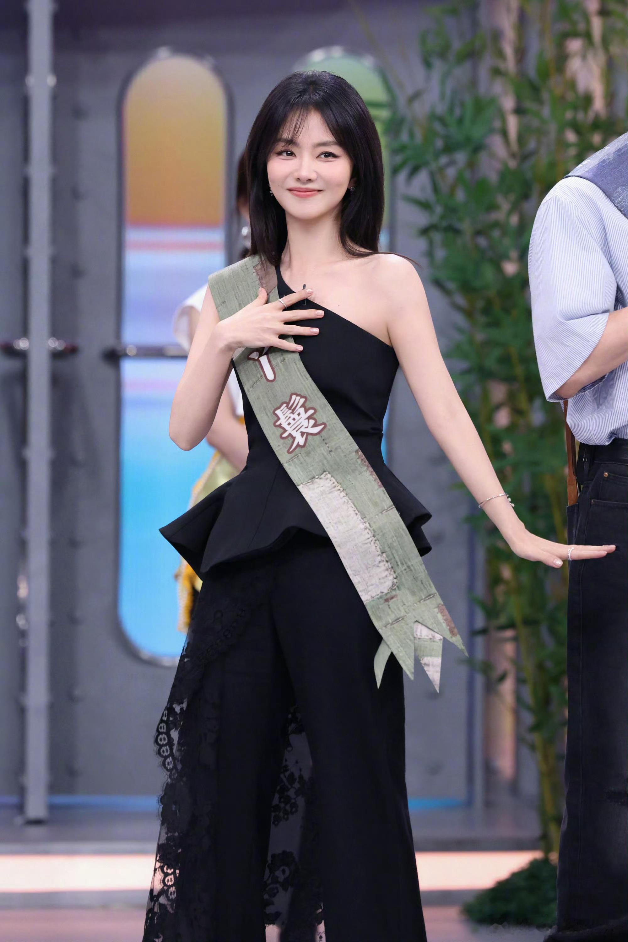 谭松韵的锁骨可以养鱼了救命这个梗终于有具象画面了！你好星期六斜肩一露，肩颈线条直