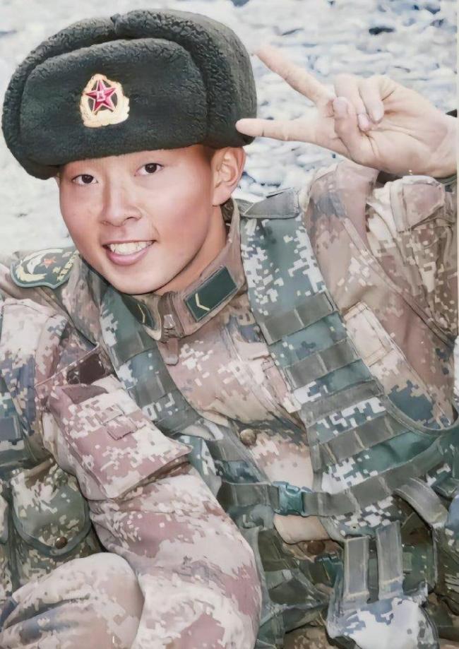 2020年6月加勒万河谷冲突中，印军越界寻衅，作为盾牌手的陈祥榕冲锋在前。见营长