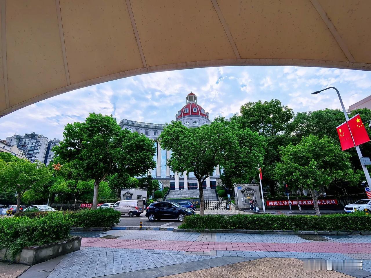 阳光明媚，万州区扬帆观景广场，张张帆布下，别有风景！