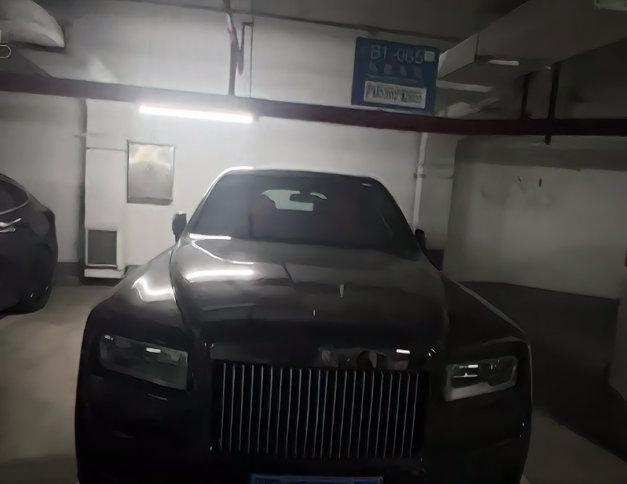 Letme去姿态家，小区地库里好多豪车啊，不是大路虎就是库里南[并不简单]#20