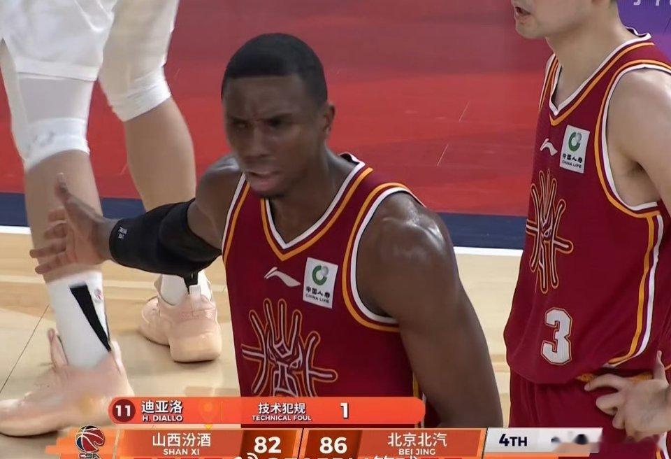 山西男篮吞下三连败苦果，雪上加霜的是外援迪亚洛目前为止已经领到7次技术犯规，吃T