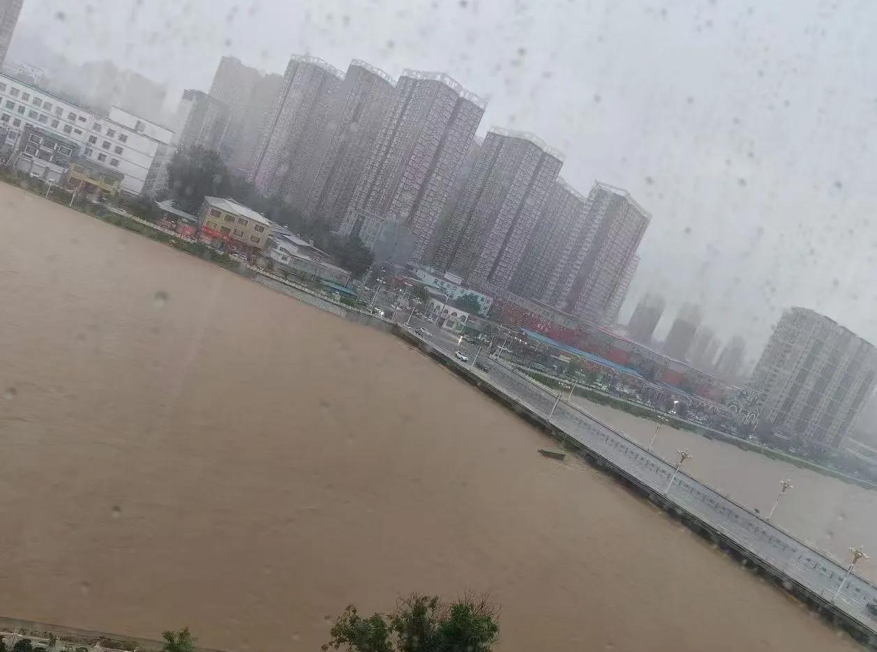 保定多个县区下起暴雨，车辆被淹，出行请注意安全！
 7月24日晚上至25日白天，