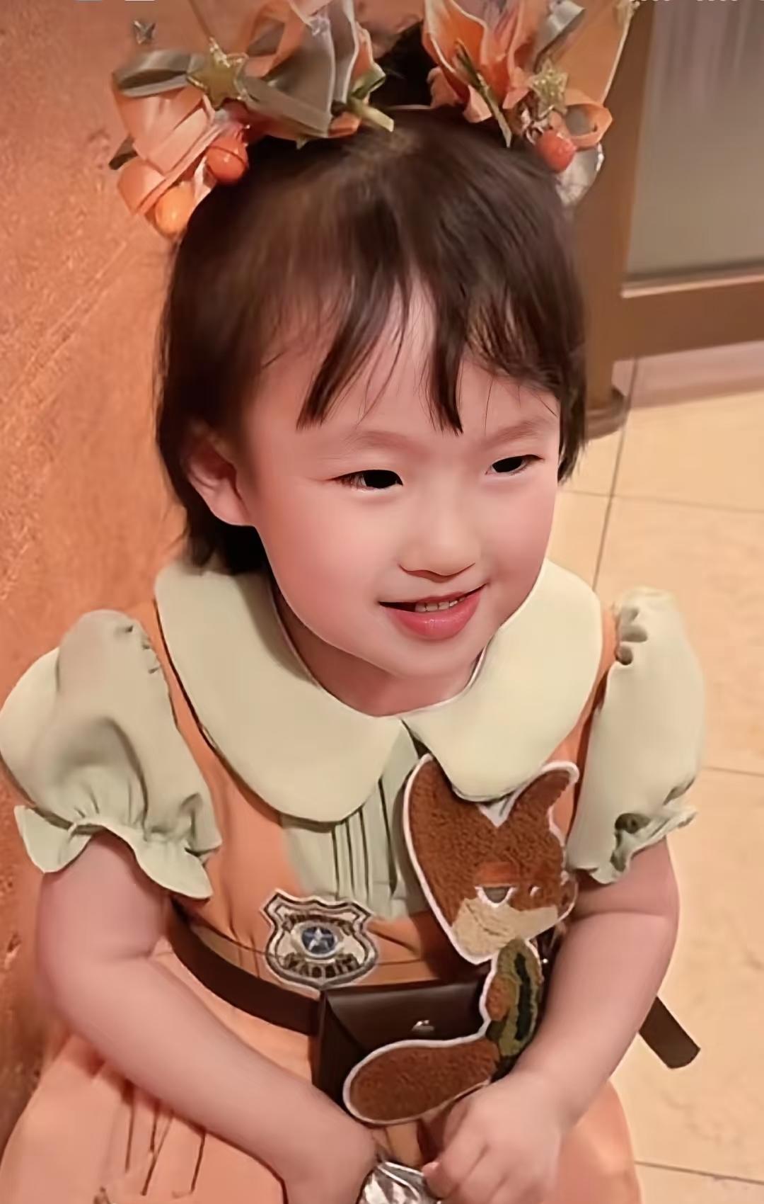 其实闪闪真是个可爱的小姑娘，瞧那古灵精怪的模样，像个聪明伶俐的小孩，着实招人喜爱