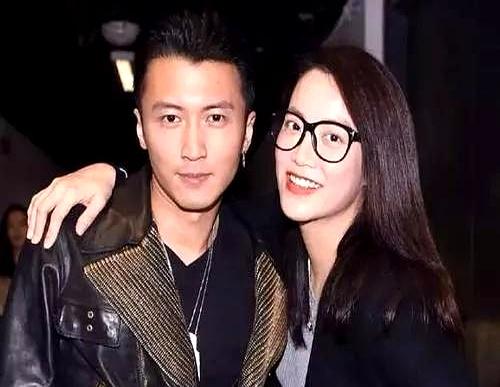 谢霆锋背后藏了28年的女人到底是谁？
别猜王菲也别猜张柏芝，谢贤这一走，才彻底看