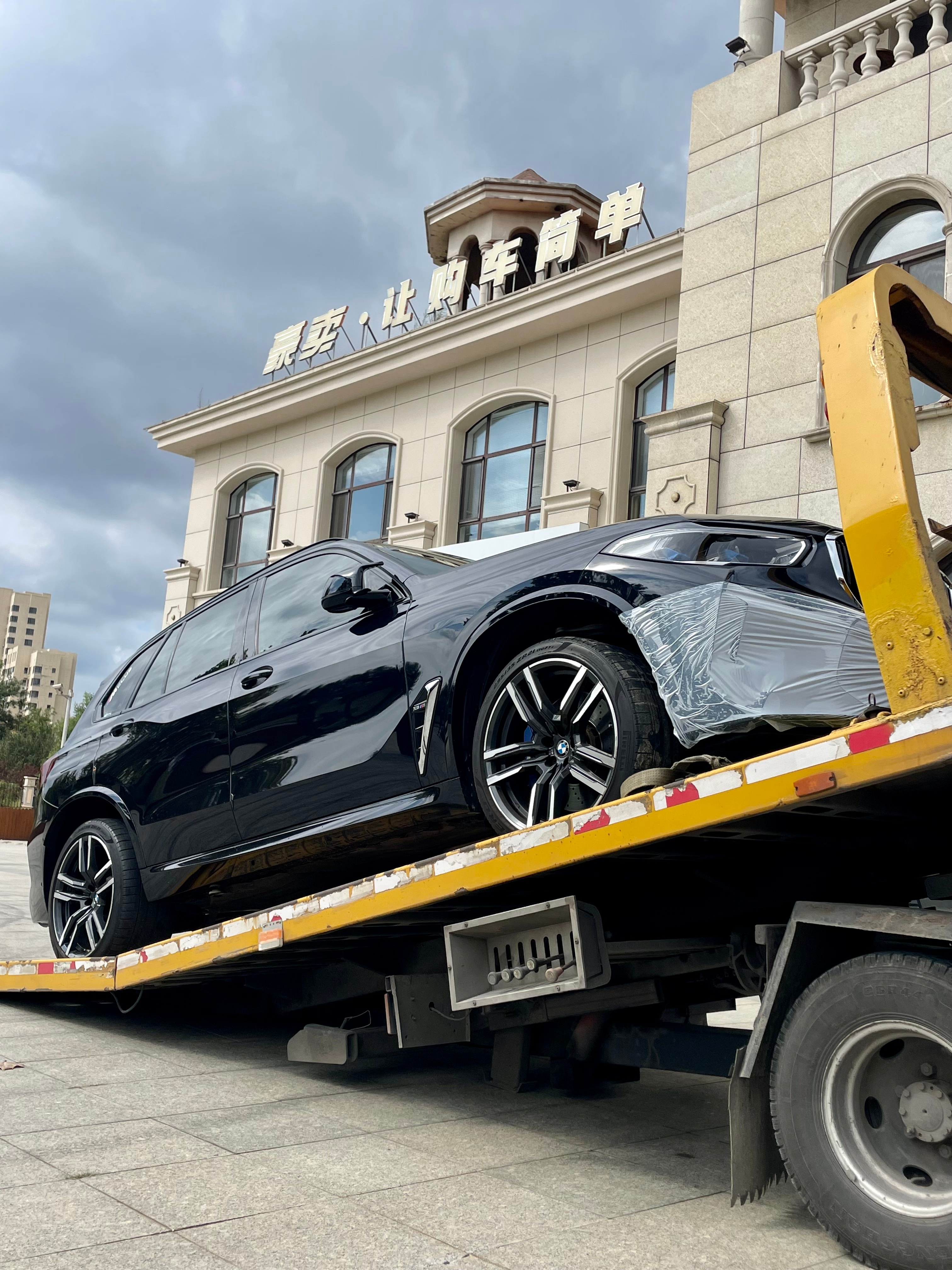 一手原漆带车衣3 万多公里的 X5M现在​6X 就能买到了，真不错！  ​​​