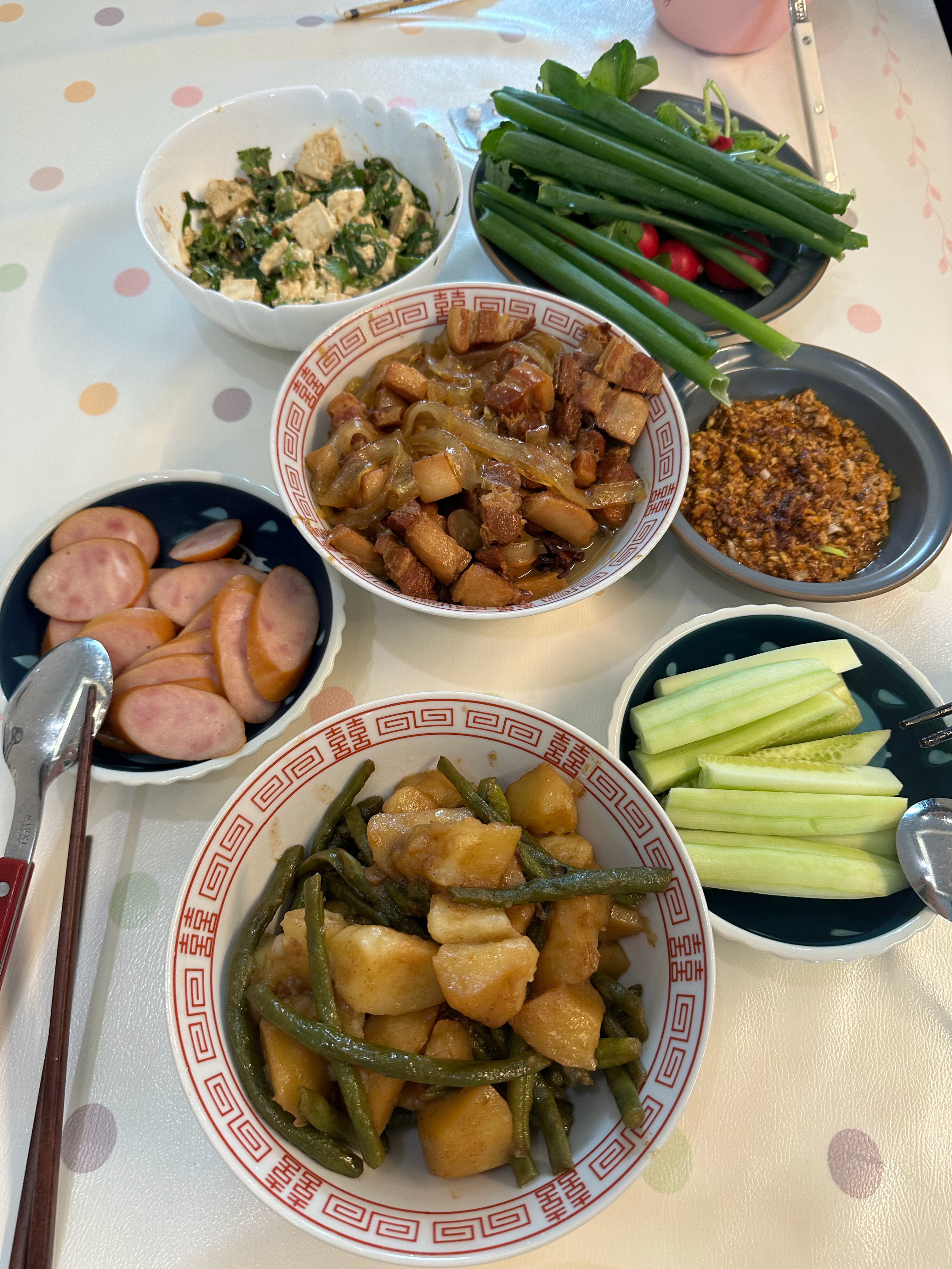 安排一桌东北老太会爱的饭菜。 