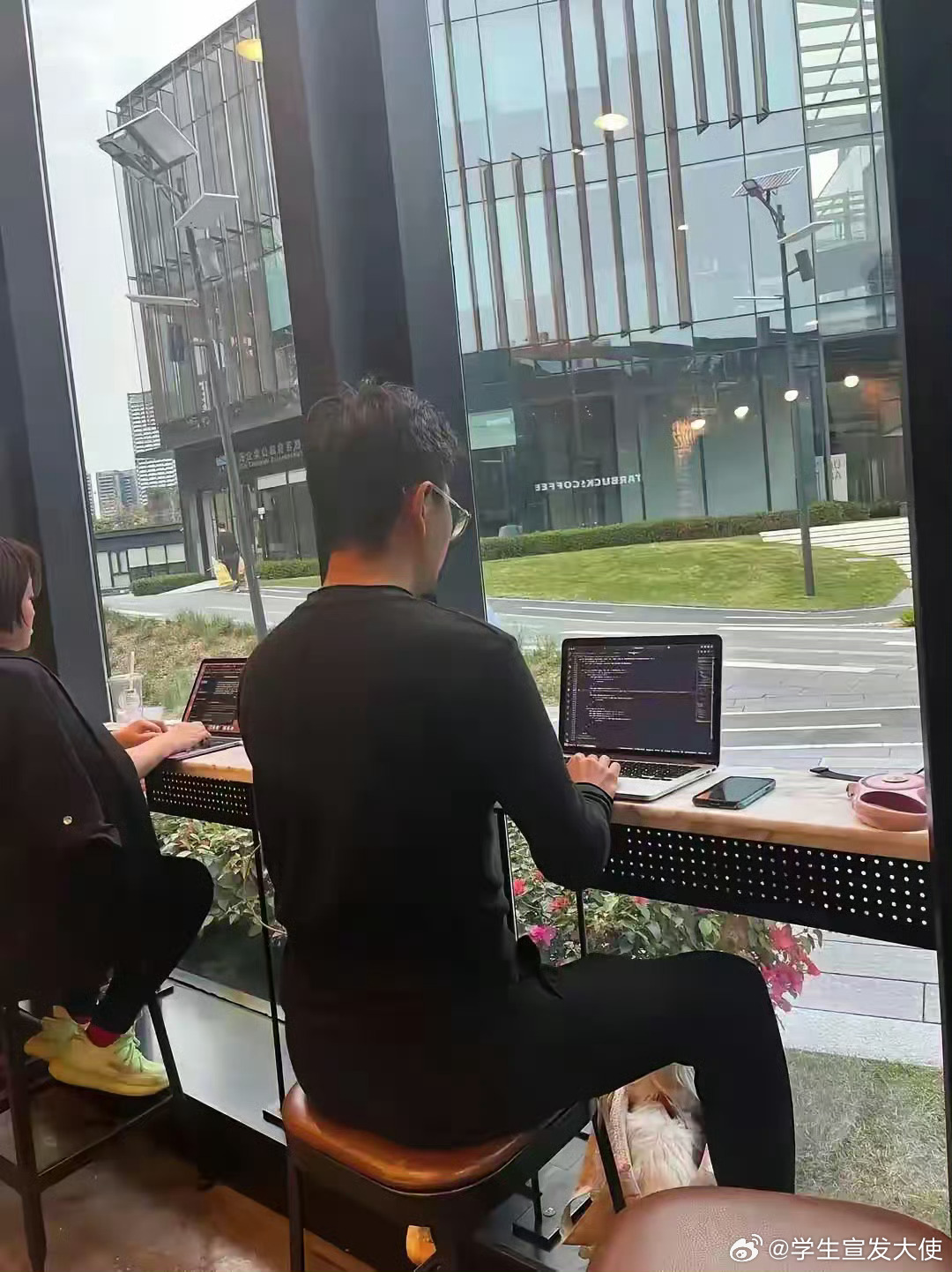 为啥在星巴克办公，家里不好吗 