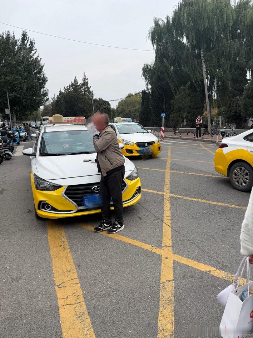 现在网约车这么发达，出租车蹲活的收益到底有多少，真蹲到一个，如果路程不远会选择拒