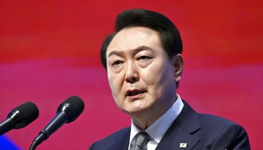 尹锡悦这下彻底被老婆给拉下马了
他应该有两种命运，
1  像朴槿惠一样，和老婆一