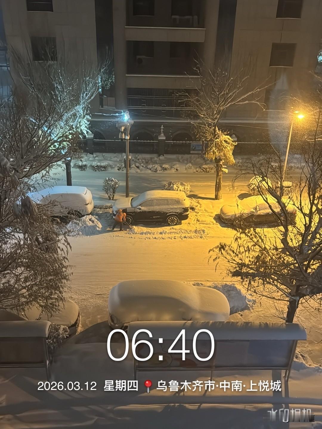 凌晨6点，你在干什么？朋友，凌晨6点，我家门口的环卫工已经开始拿着铁锨在开始铲雪