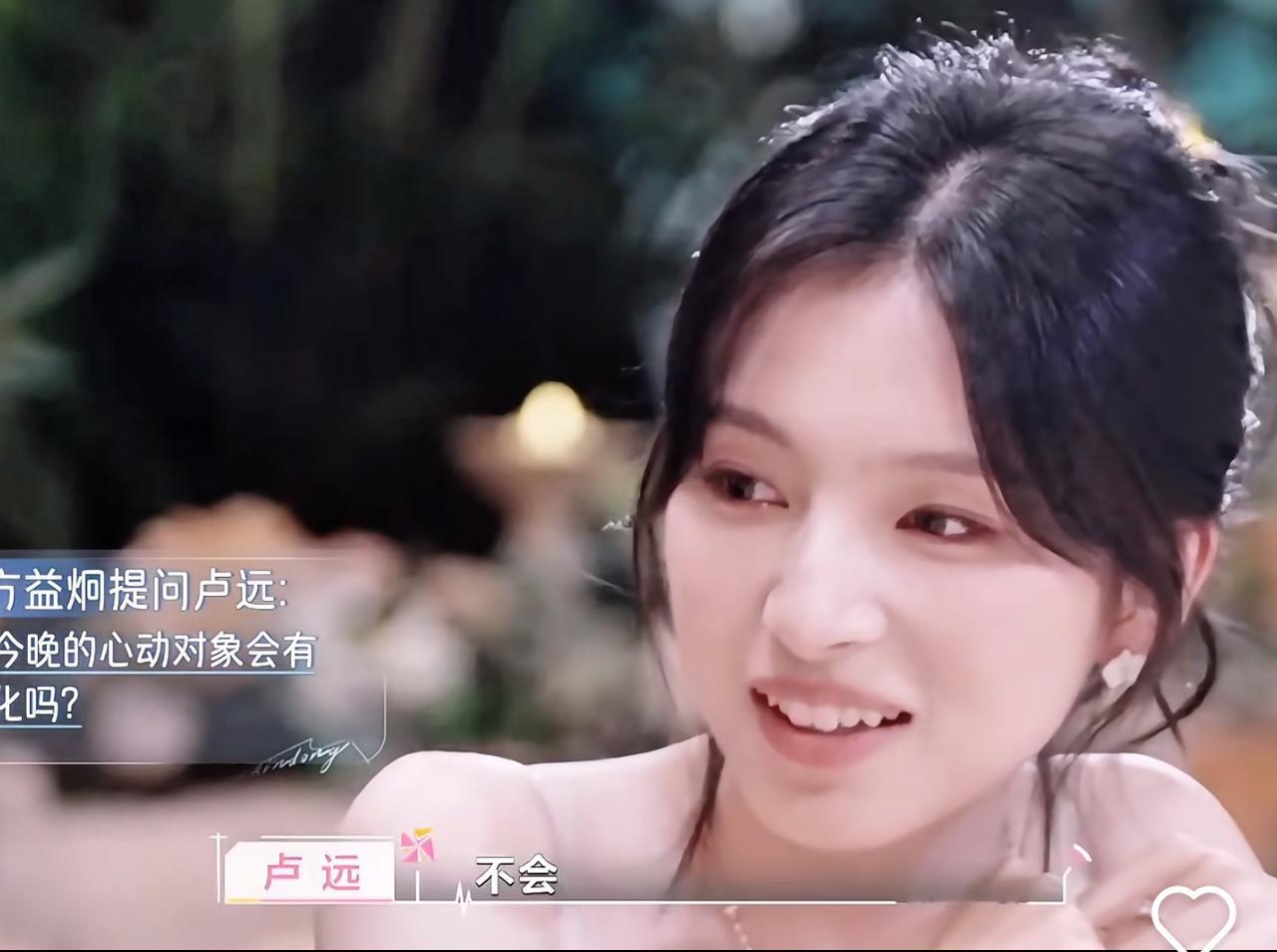 心动8刚开播就上演抓马环节，简直不要太好看！
晚宴上有两处抓马，好像都与金禹行有