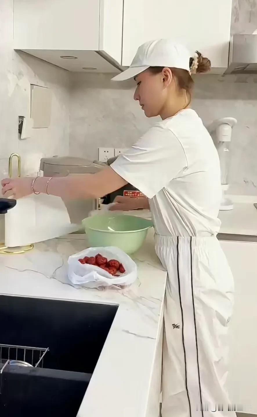 窦骁真的是找了个好老婆，何超莲不仅有财有颜，还会做美食。赌王千金，绝不是娇小姐，