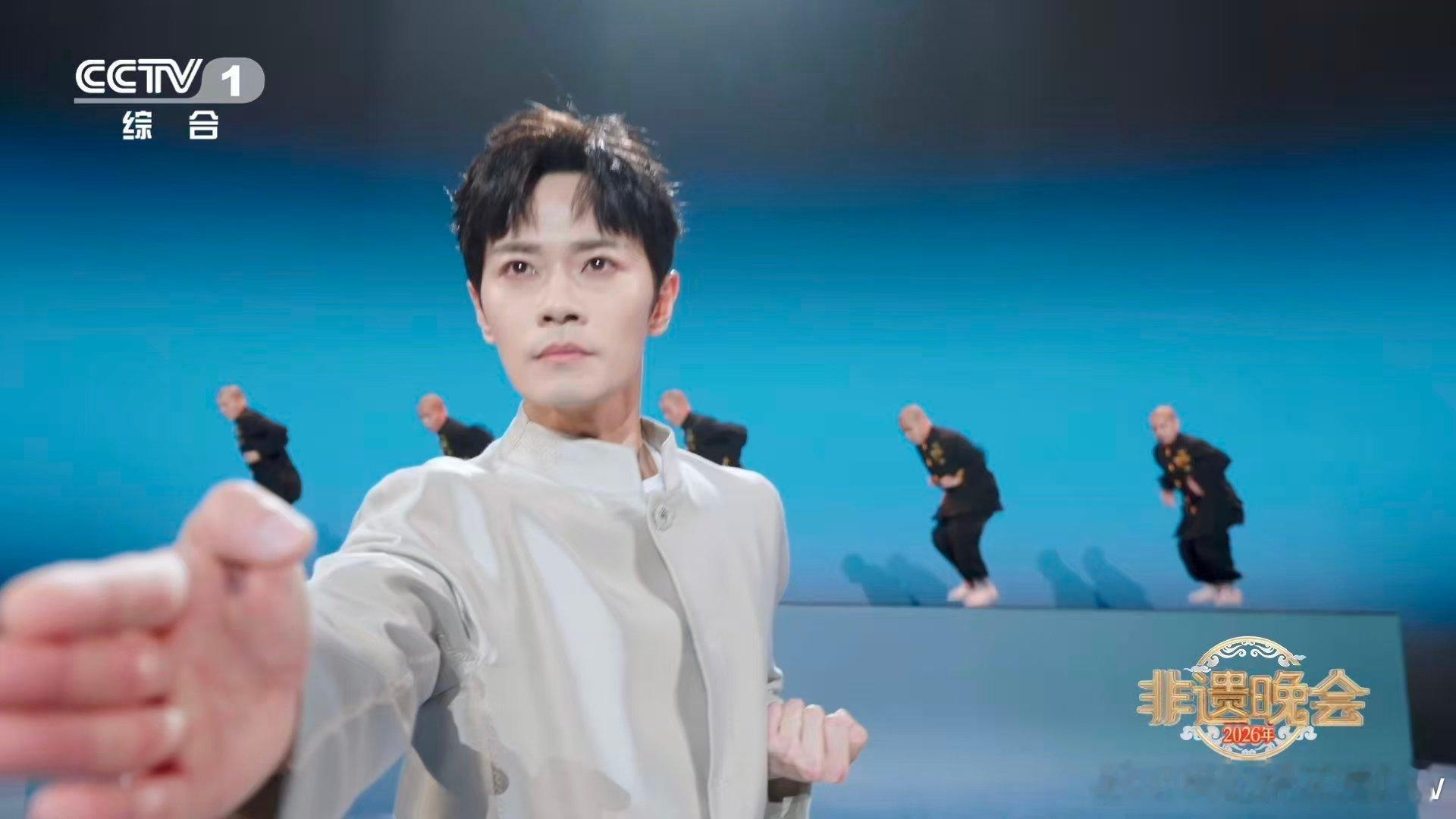 曹骏非遗舞台棍法虎虎生风曹骏的舞台表演兼具力量与美感，以南少林武术为脉络，展现多