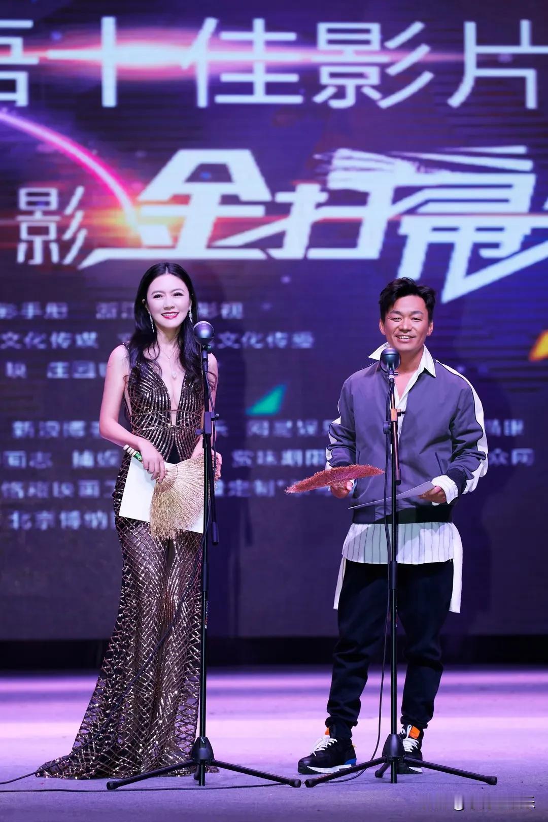 王宝强看上去气质儒雅，帅气十足，就是不知道他旁边的美女是谁？看上去很美很有气质。