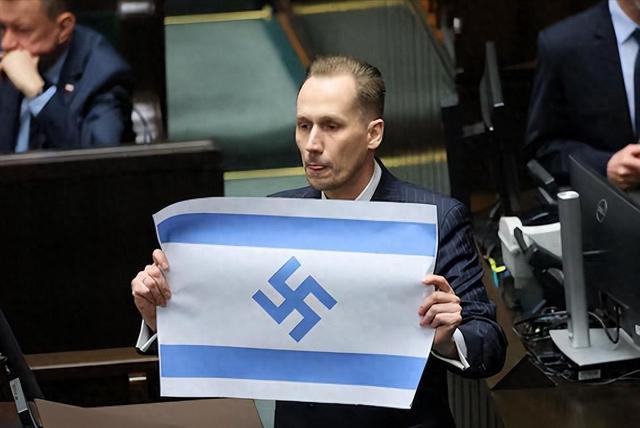 4月14日，于波兰议会的公开场合，政客贝尔科维奇竟恶意把以色列国旗上的六芒星替换