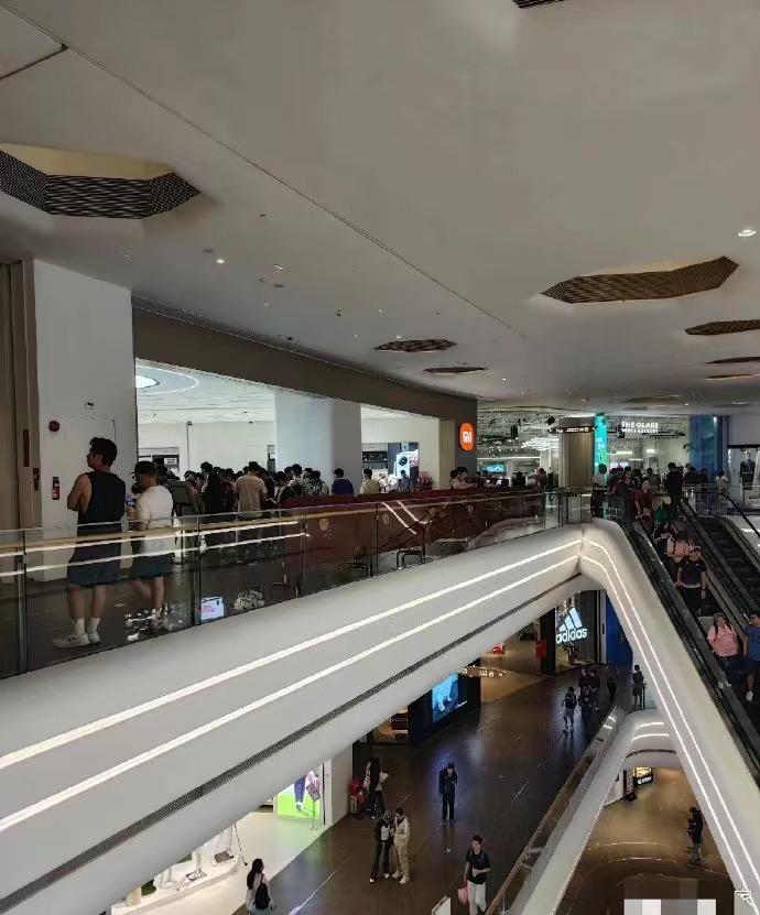 小米汽车真的杀疯了！[舔屏][舔屏]门店人流量爆表，全是年轻人在扎堆看车，甚至需