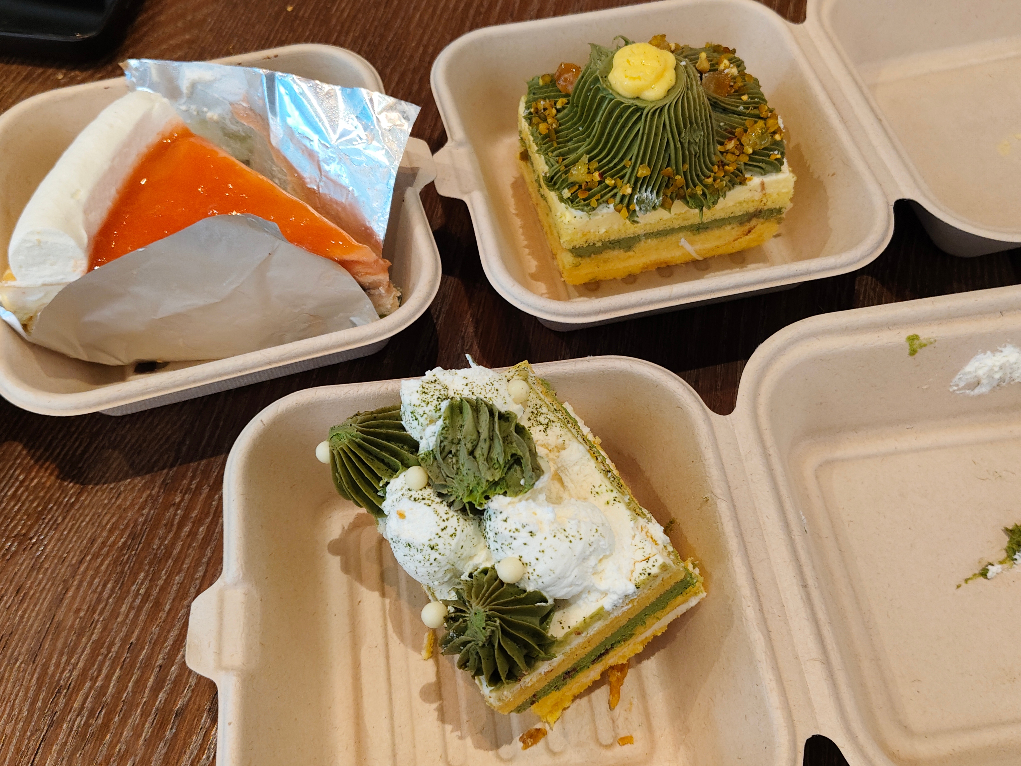 今天晚上和朋友逛了新天地，买了小蛋糕（好吃😋价格我觉得还蛮便宜的），然后又随便