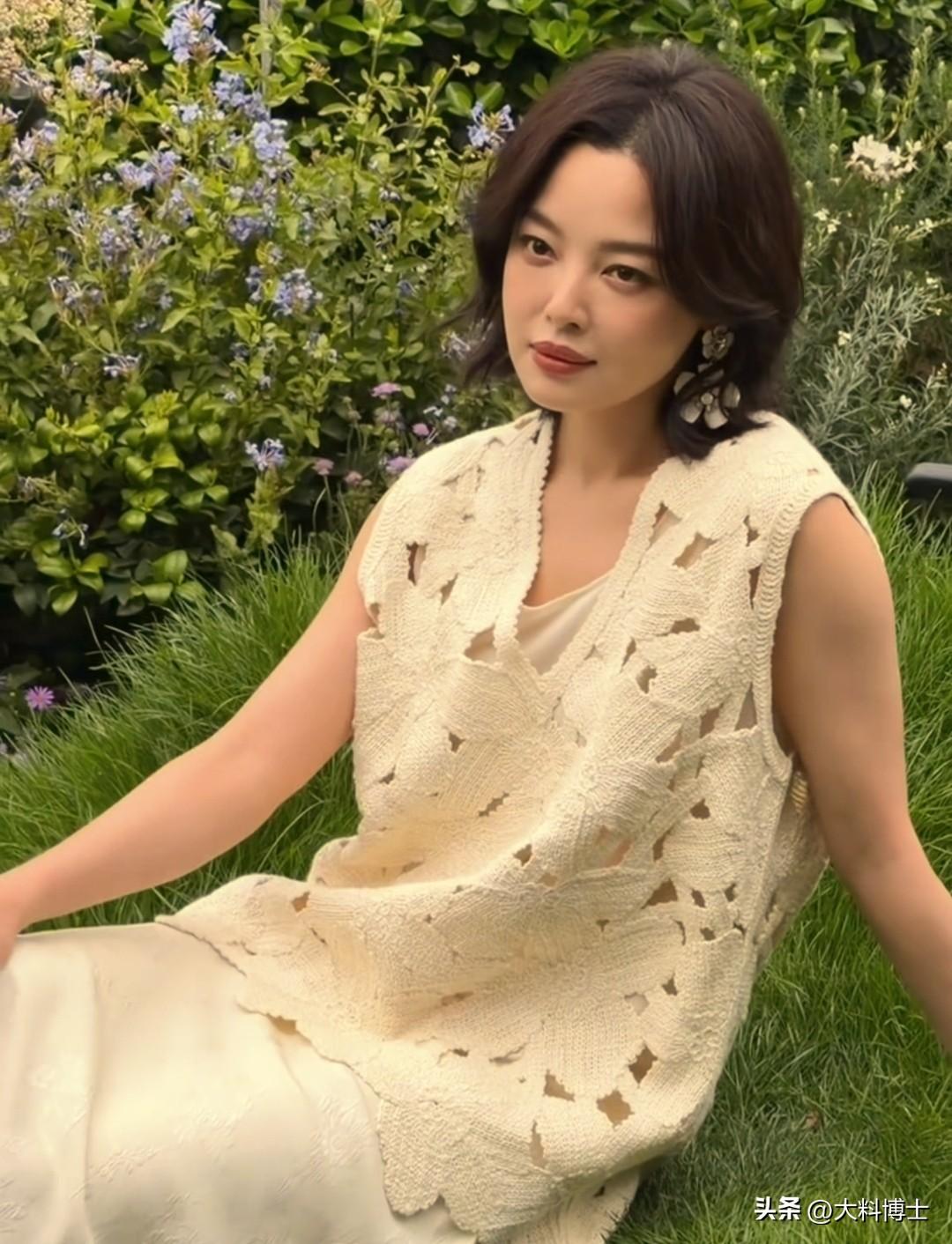 辛芷蕾穿镂空针织，花园随拍释出，影后气场拉满
 
近日，辛芷蕾一组花园随拍曝光，