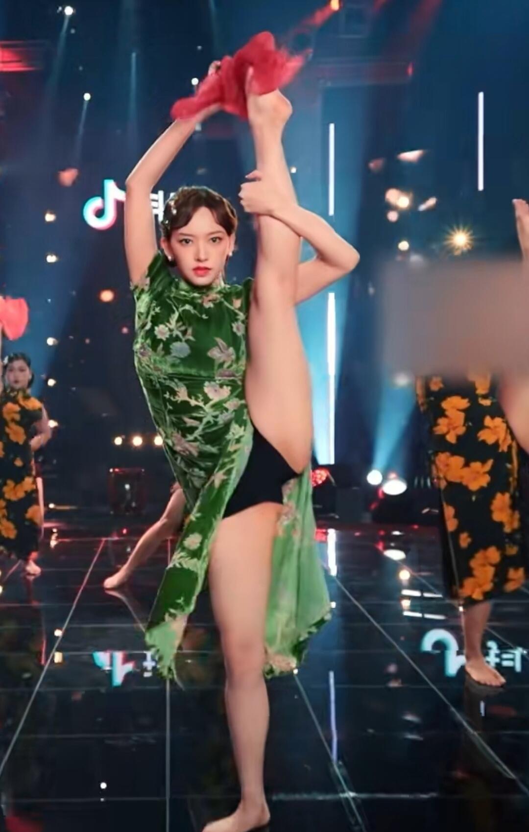 程潇的一字马这柔韧性无敌了 