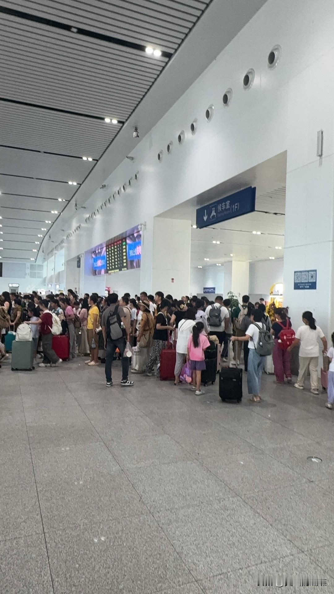 目前暑假出游的人很多我们必须回避几个旅游的坑。
第一，旅游中报旅游团，如果不是低