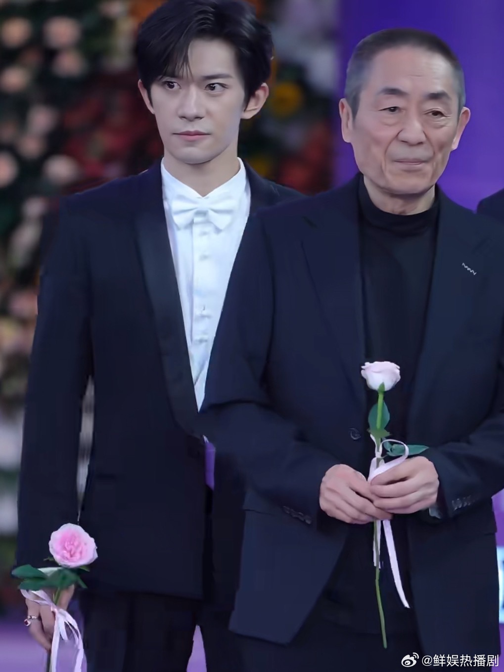 张艺谋拥抱易烊千玺张艺谋祝贺易烊千玺，给了千玺拥抱以示肯定，期待二位再次合作张艺