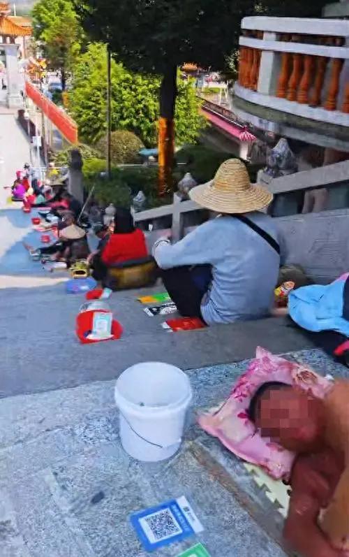 汕头潮阳和平大峰风景区近期乞讨人员扎堆聚集，公共游览空间遭肆意挤占，这般乱象怎能