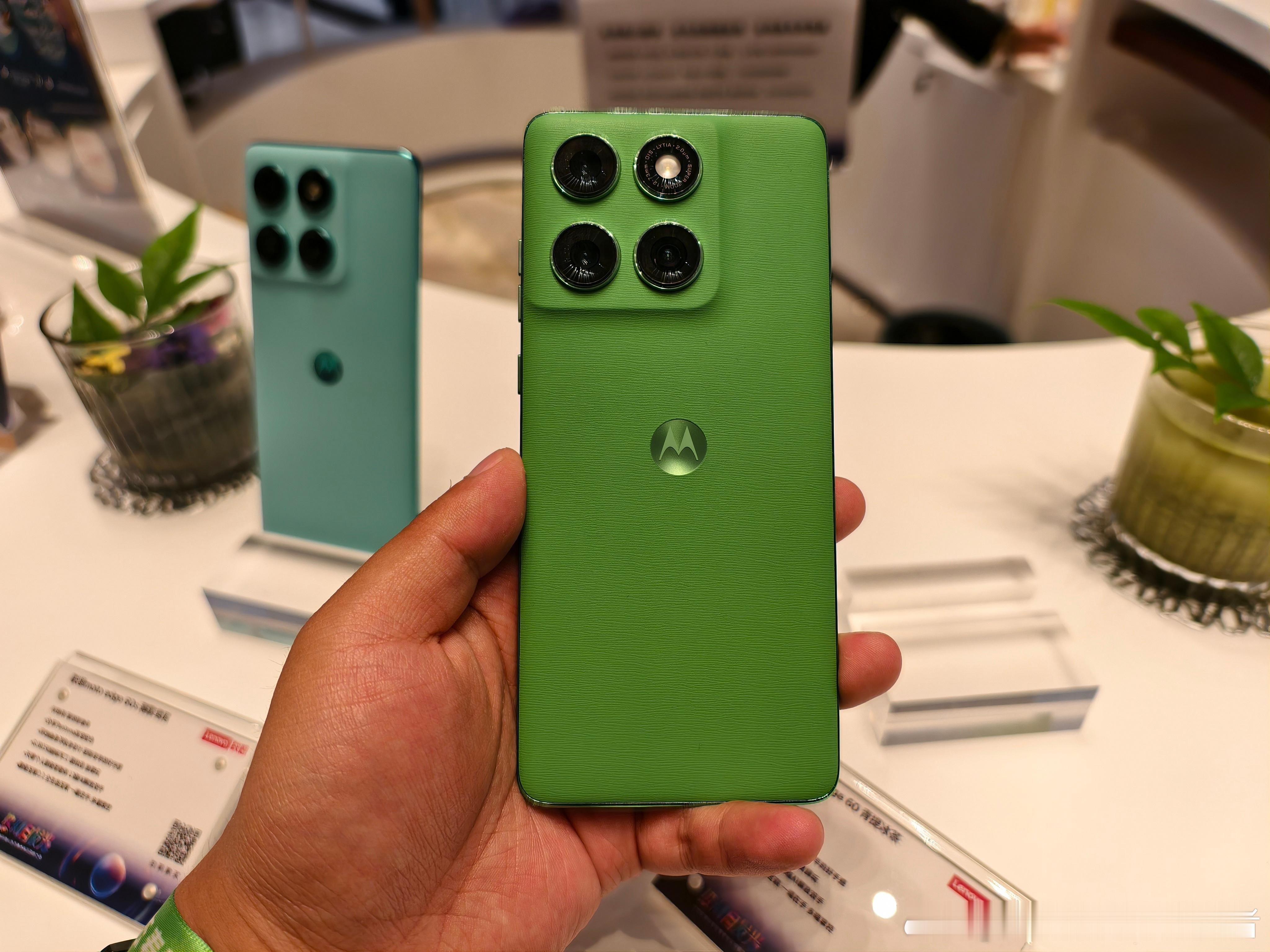 联想moto edge 60系列真机实拍，颜值、手感都很不错，这个外观大家觉得好