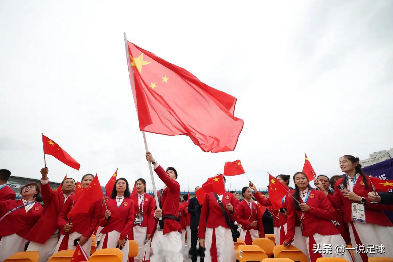 最美还是中国红，开幕式的水平不影响中国队整体表现，个个精气神十足！加油中国队！?