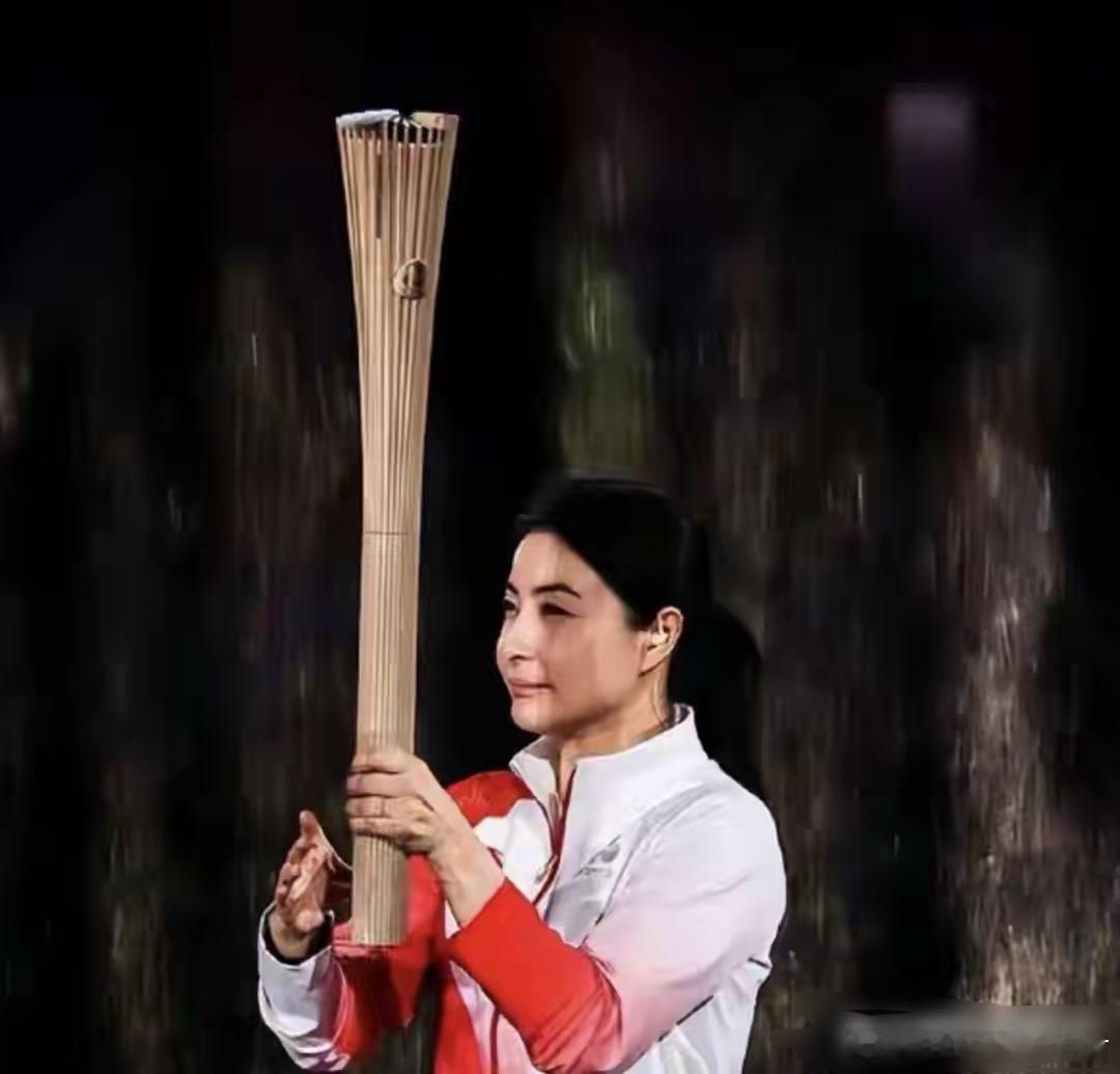 郭晶晶当火炬手口碑爆火，霍震霆13年前的话竟成神预言！当年婚礼上一句“感谢郭晶晶