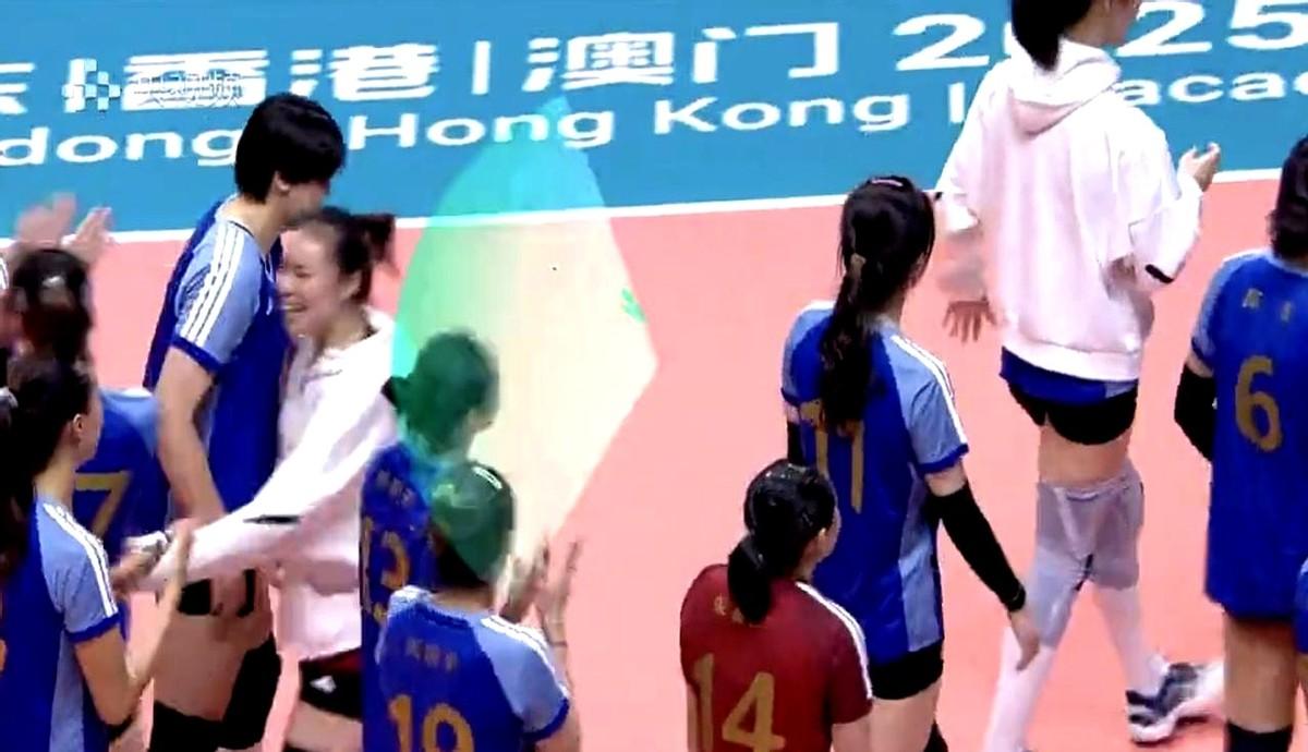 朱婷带伤也救不了河南。

0比3，四强梦碎。

镜头扫过，她甩了甩右手腕，扣球高