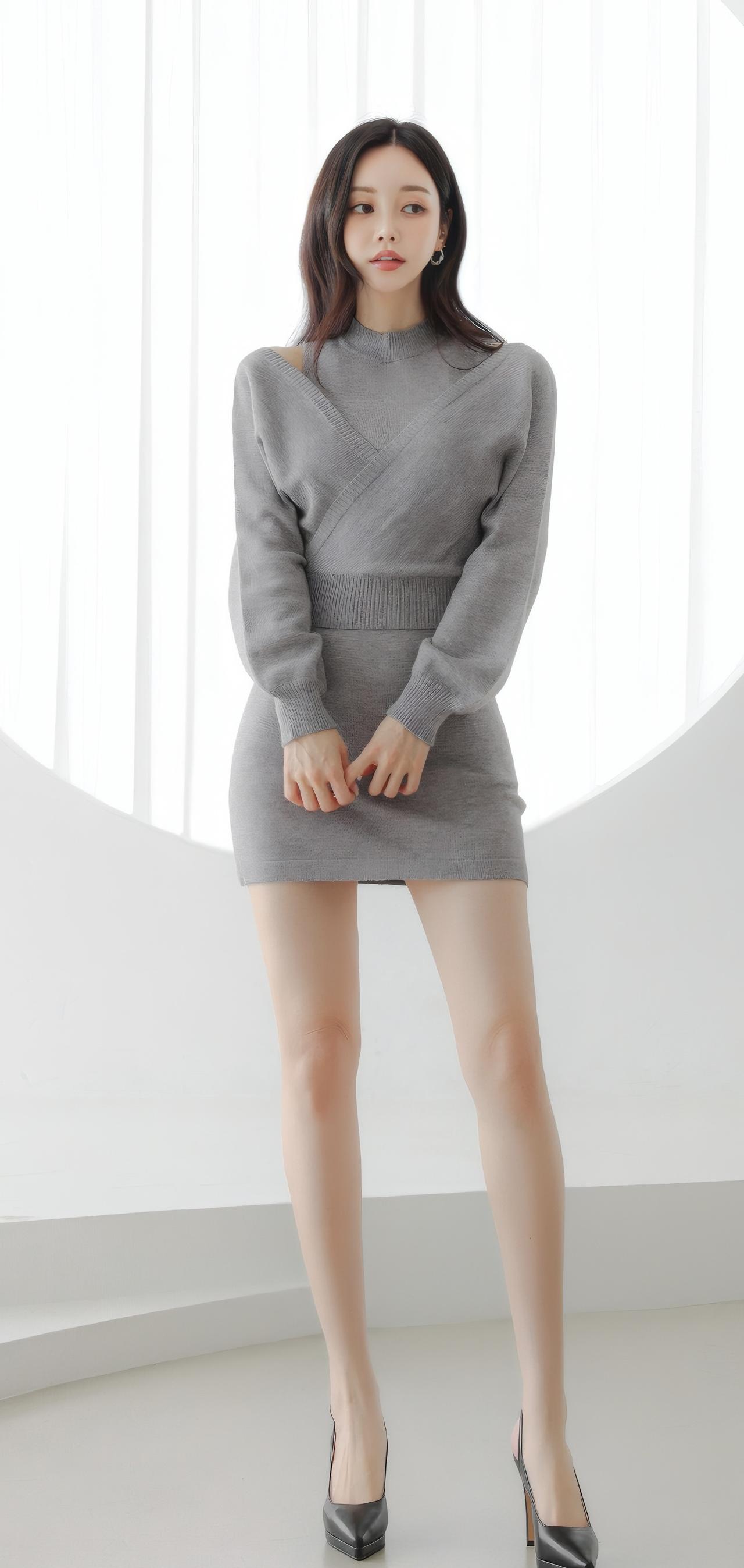 优雅气质穿搭，灰色毛衣裙搭配高跟鞋，简约而不失时尚！