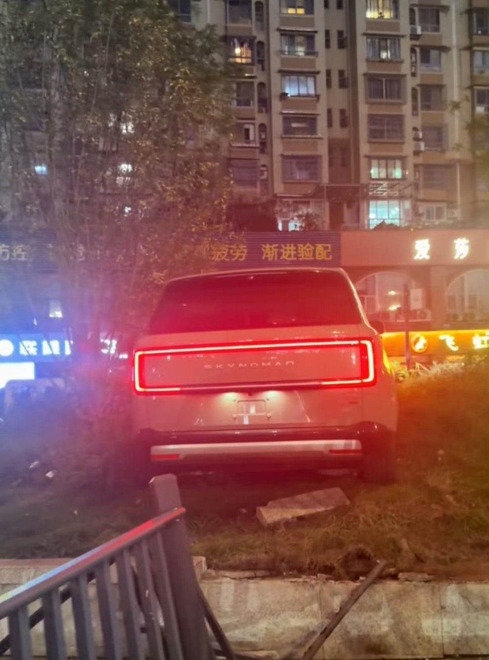 小米回应澎程试驾事故小米澎程事故原因说明了就别乱解读了！是客户试驾油门当刹车冲出