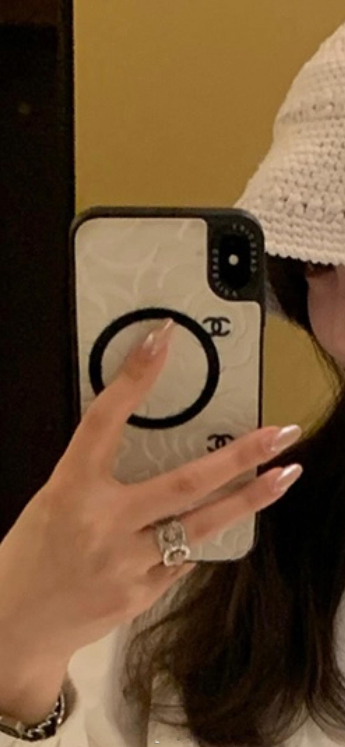 富人新标识：iPhone戴casetify手机壳！富人还在用iPhone Xs！