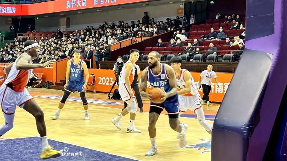 12月7日晚，CBA常规赛第13轮，山东男篮主场对阵苏州肯帝亚男篮。本场比赛之前