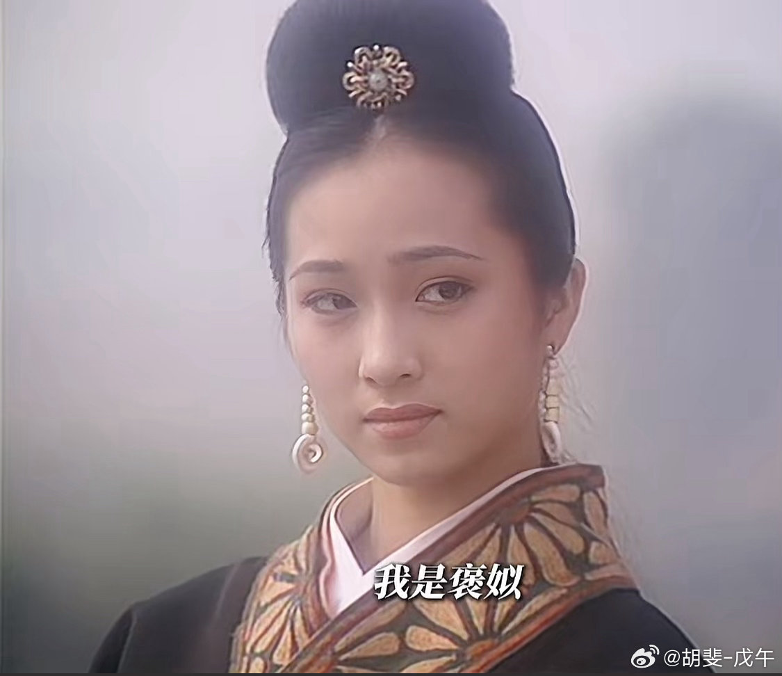 蜀锦地衣丝步障。屈曲回廊，静夜闲寻访。玉砌雕阑新月上。朱扉半掩人相望。旋暖熏炉温