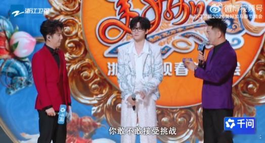 让余宇涵戴眼镜的人简直是个天才 被余宇涵的眼镜造型惊艳到了！舞台上他是霸气侧漏的