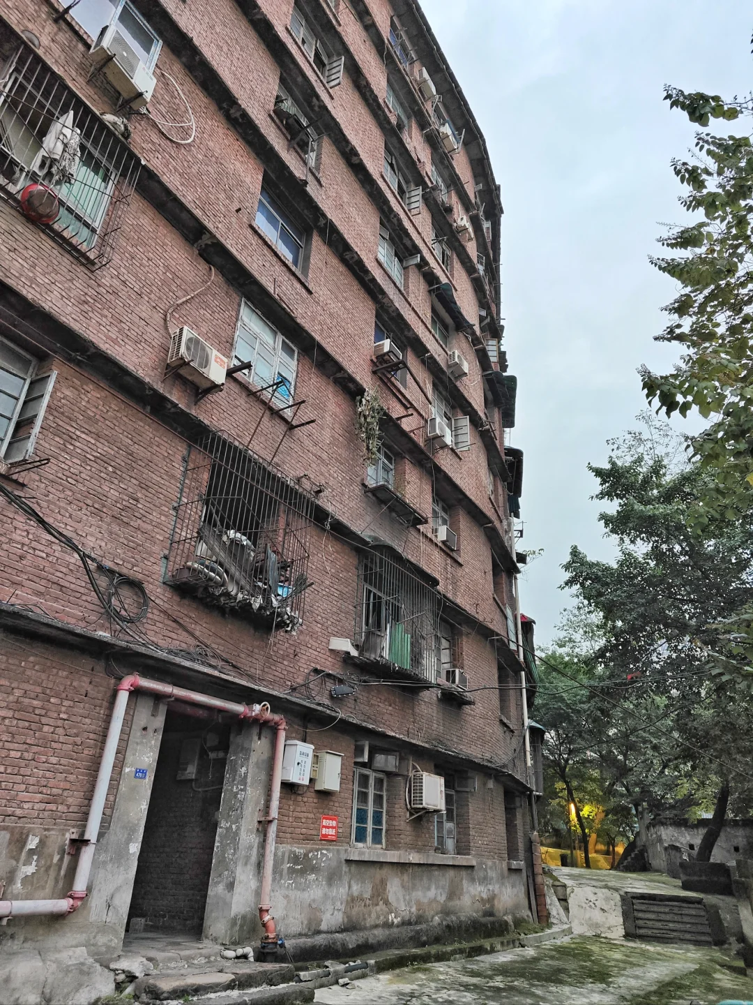 听说重庆连房子都是弯的？(citywalk376)