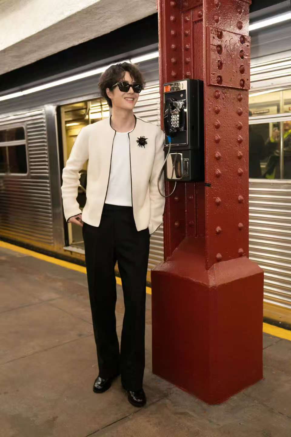 王一博站台大片王一博墨镜卷毛look王一博站台大片，哇塞哇塞，