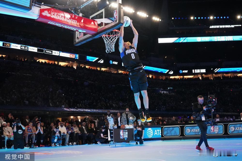 麦克朗飞越奥尼尔背扣获满分 卫冕扣篮王
北京时间2月18日，2024年NBA全明