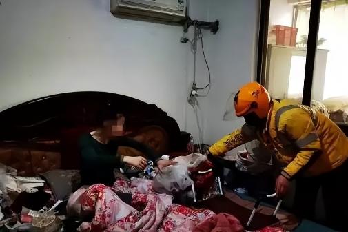 2018年，浙江杭州，21岁外卖小哥接到一订单，订单上备注：别放门外，请敲门送进