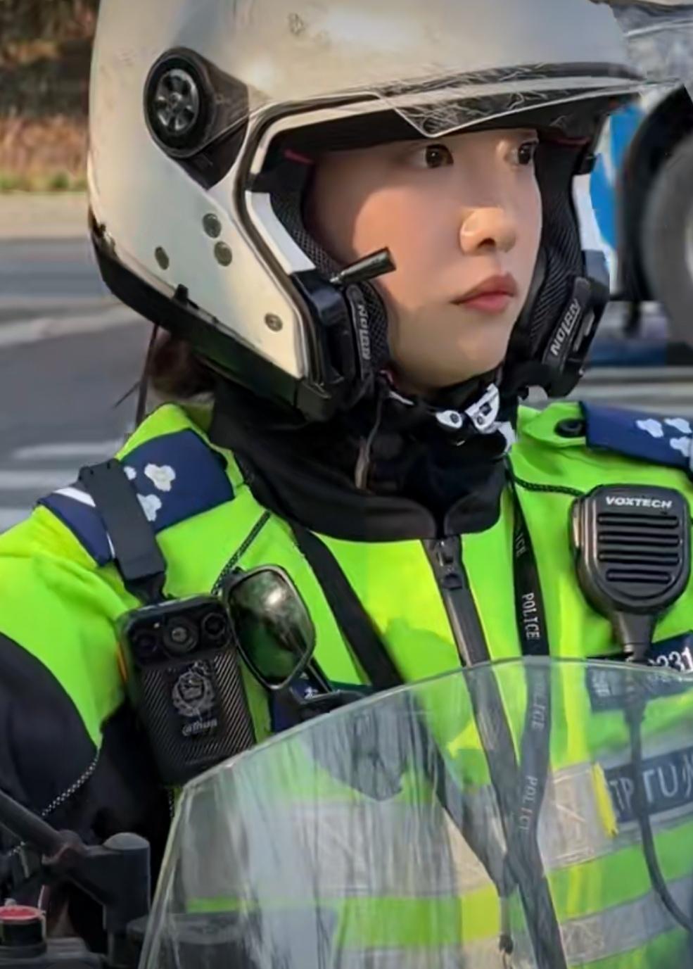 警察节过后，有网友拍到“兔子警官”李语蔚换上了新肩章！

蓝底折扛三星，四级辅警