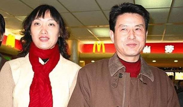 1992年，陈忠和的妻子王莉莉去厦门出差，下火车时，背包带被勾住火车，不幸被卷入