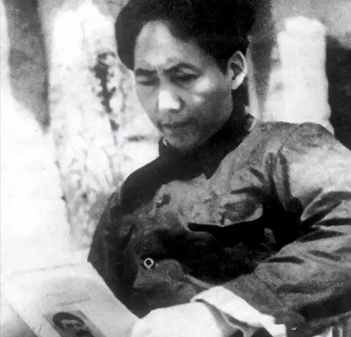1925年深秋，长沙橘子洲头，江风扑面，一个三十出头的湖南人站在洲尖，望着湘江北