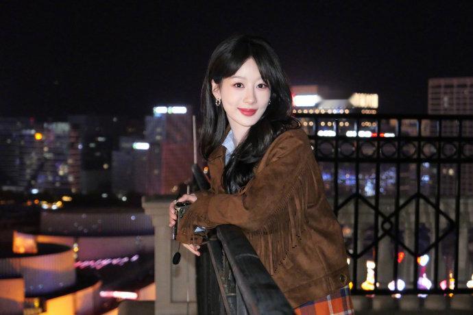杨紫秋日探索之旅 杨紫光彩闪耀 杨紫秋日探索之旅，是杨紫光彩闪耀上线啦，谁懂这个